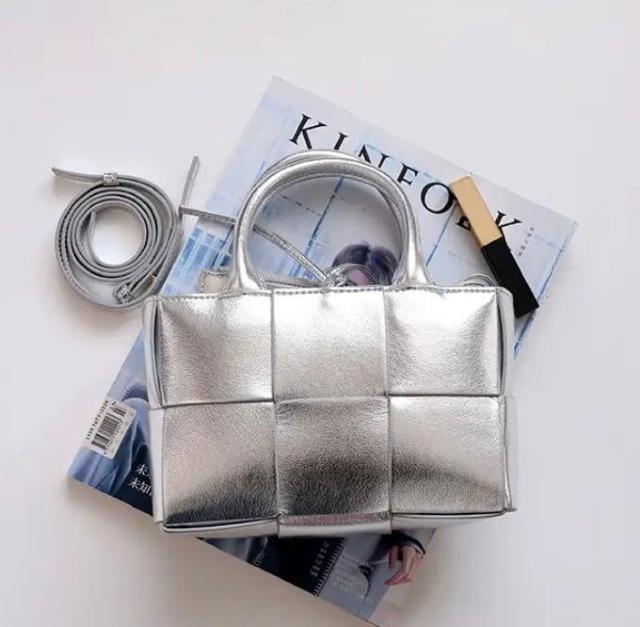 革製シルバーのバッグ らくらく定額ゆうパック送料込み < 女性ファッション  革製シルバーのバッグ らくらく定額ゆうパック送料込み  < 女性ファッションの