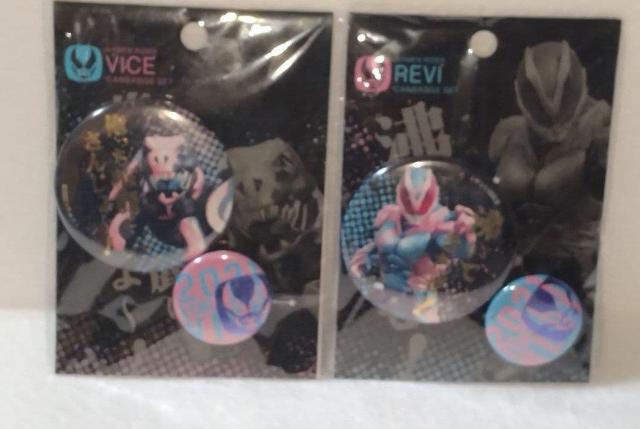 仮面ライダーリバイス 箔押し缶バッジ 2種4個セット < ホビー 仮面ライダーリバイス 箔押し缶バッジ 2種4個セット < ホビーの