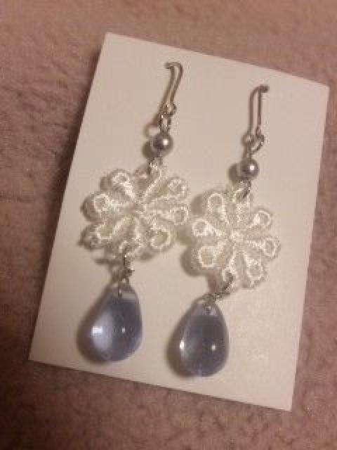 白色お花モチーフ&水色雫ビーズピアス★ハンドメイド < 女性アクセサリー/時計 白色お花モチーフ&水色雫ビーズピアス★ハンドメイド < 女性アクセサリー/時計の