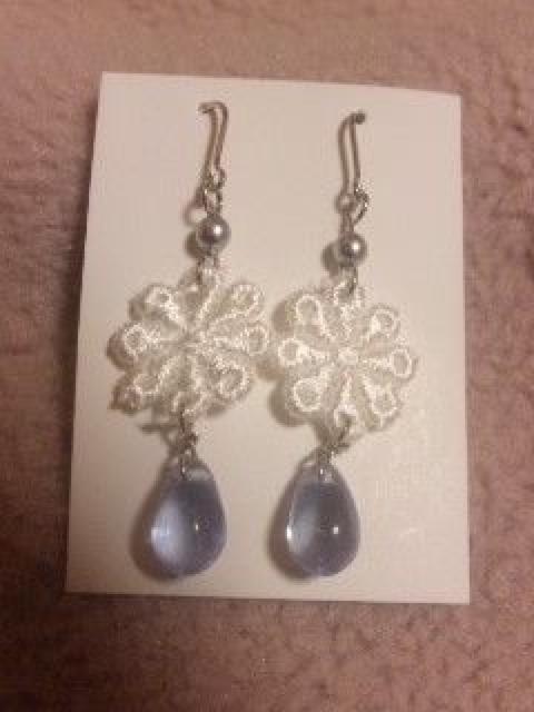 白色お花モチーフ&水色雫ビーズピアス★ハンドメイド < 女性アクセサリー/時計 白色お花モチーフ&水色雫ビーズピアス★ハンドメイド < 女性アクセサリー/時計の