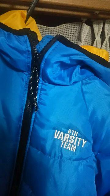ダウンジャケット風ブルーのGTH VARSITY TEAMジャンバー♪By SPORT EQUIPE < キッズ/ベビー  ダウンジャケット風ブルーのGTH VARSITY TEAMジャンバー♪By SPORT EQUIPE < キッズ/ベビーの