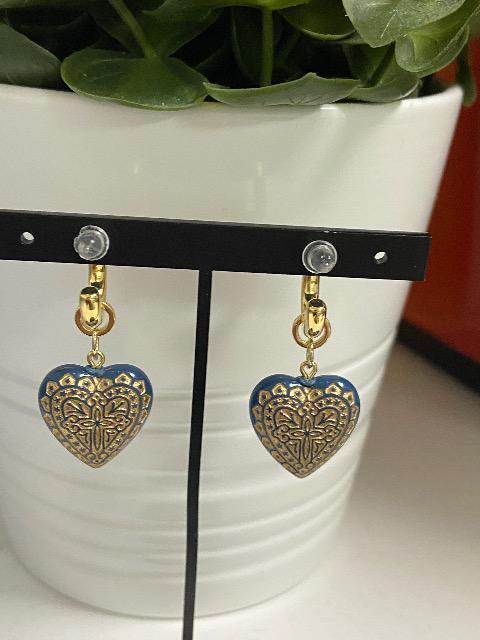 最終値下げ ハンドメイド ドイツ製アクリルハートのハーフフープピアス < 女性ファッション  最終値下げ ハンドメイド ドイツ製アクリルハートのハーフフープピアス < 女性ファッションの