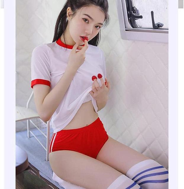 爆ヤス価格1,190円★超人気  ブルマ風のショートパンツがセクシーな体操服のコスプレ衣装 レッド < 女性ファッション  爆ヤス価格1,190円★超人気  ブルマ風のショートパンツがセクシーな体操服のコスプレ衣装 レッド < 女性ファッションの