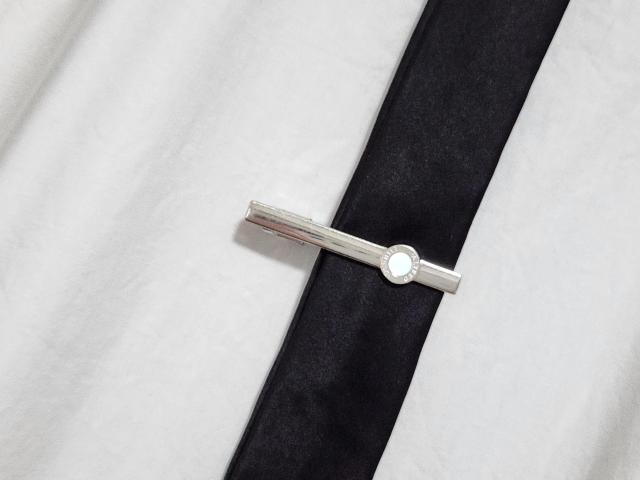 正規 アルフレッドダンヒル ロゴ シェルサークル コンビネクタイピン SV 白 ラウンドタイピン アイコンタイバー  タイクリップ < ブランド  正規 アルフレッドダンヒル ロゴ シェルサークル コンビネクタイピン SV 白 ラウンドタイピン アイコンタイバー  タイクリップ < ブランドの