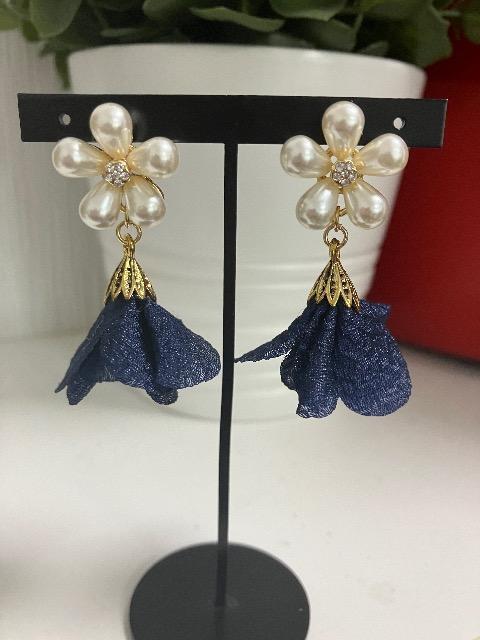 ハンドメイド フラワータッセルのチャームを使用したパールフラワーピアス ネイビー < 女性ファッション  ハンドメイド フラワータッセルのチャームを使用したパールフラワーピアス ネイビー  < 女性ファッションの