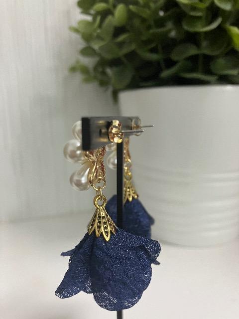 ハンドメイド フラワータッセルのチャームを使用したパールフラワーピアス ネイビー < 女性ファッション  ハンドメイド フラワータッセルのチャームを使用したパールフラワーピアス ネイビー < 女性ファッションの