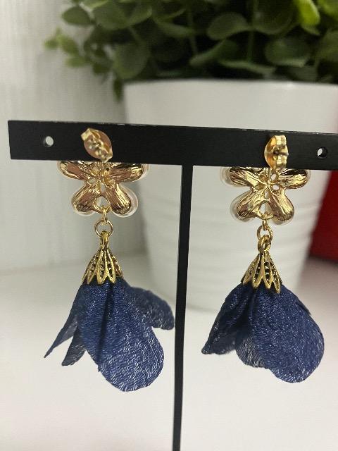 ハンドメイド フラワータッセルのチャームを使用したパールフラワーピアス ネイビー < 女性ファッション  ハンドメイド フラワータッセルのチャームを使用したパールフラワーピアス ネイビー < 女性ファッションの