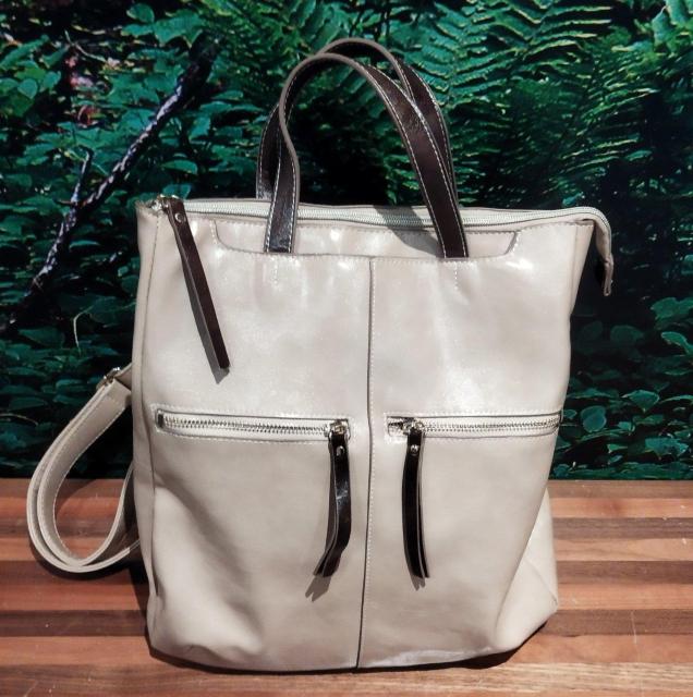 ベージュ 合成皮革 リュック・バックパック ポケット沢山 トートバッグにもなる < 女性ファッション  ベージュ 合成皮革 リュック・バックパック ポケット沢山 トートバッグにもなる  < 女性ファッションの