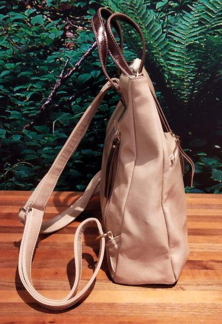 ベージュ 合成皮革 リュック・バックパック ポケット沢山 トートバッグにもなる < 女性ファッション  ベージュ 合成皮革 リュック・バックパック ポケット沢山 トートバッグにもなる < 女性ファッションの