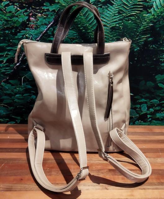 ベージュ 合成皮革 リュック・バックパック ポケット沢山 トートバッグにもなる < 女性ファッション  ベージュ 合成皮革 リュック・バックパック ポケット沢山 トートバッグにもなる < 女性ファッションの