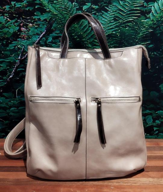 ベージュ 合成皮革 リュック・バックパック ポケット沢山 トートバッグにもなる < 女性ファッション  ベージュ 合成皮革 リュック・バックパック ポケット沢山 トートバッグにもなる < 女性ファッションの