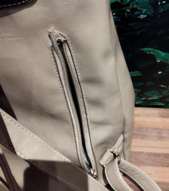 ベージュ 合成皮革 リュック・バックパック ポケット沢山 トートバッグにもなる < 女性ファッション  ベージュ 合成皮革 リュック・バックパック ポケット沢山 トートバッグにもなる < 女性ファッションの