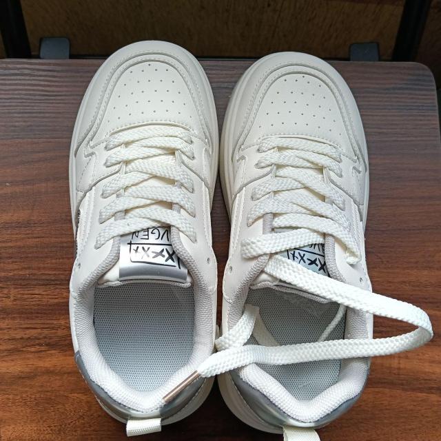 新品 23cm レディース スニーカー ホワイト シューズ 靴 カジュアル < 女性ファッション  新品 23cm レディース スニーカー ホワイト シューズ 靴 カジュアル < 女性ファッションの