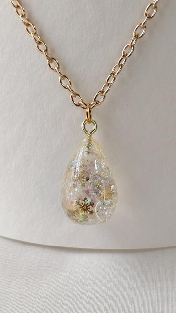 雪の結晶のスノードーム風しずく型ネックレス  レジン < 女性ファッション  雪の結晶のスノードーム風しずく型ネックレス  レジン < 女性ファッションの
