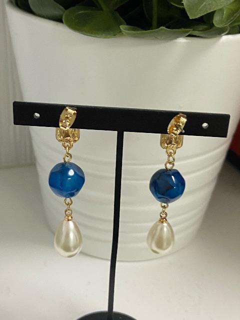 一点限り ハンドメイド ドイツ製アクリルビーズとパールのポストピアス  < 女性ファッション  一点限り ハンドメイド ドイツ製アクリルビーズとパールのポストピアス  < 女性ファッションの