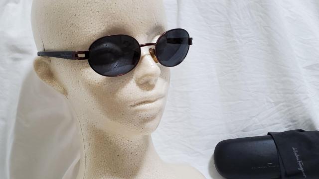 正規美 レア フェラガモ ロゴ 赤系ピンクゴールドブロンズ ラウンドメタルサングラス 黒 クラシックヴィンテージ 付属有○メガネ < ブランド  正規美 レア フェラガモ ロゴ 赤系ピンクゴールドブロンズ ラウンドメタルサングラス 黒 クラシックヴィンテージ 付属有○メガネ < ブランドの