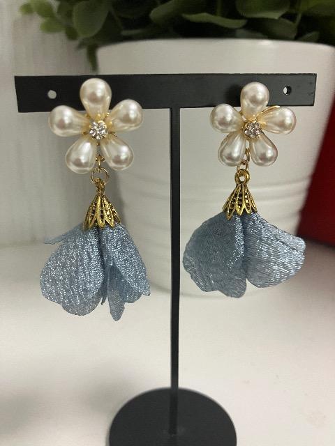 ハンドメイド フラワータッセルのチャームを使用したフラワーパールピアス ブルー < 女性ファッション  ハンドメイド フラワータッセルのチャームを使用したフラワーパールピアス ブルー  < 女性ファッションの