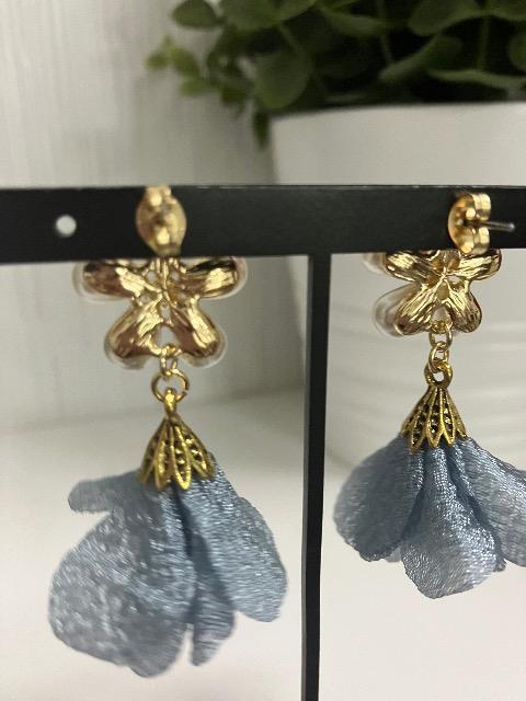 ハンドメイド フラワータッセルのチャームを使用したフラワーパールピアス ブルー < 女性ファッション  ハンドメイド フラワータッセルのチャームを使用したフラワーパールピアス ブルー < 女性ファッションの