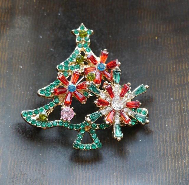 新品アンティーク調 かわいい きらきらストーン クリスマスツリーブローチ ペンダントトップにも < 女性アクセサリー/時計 新品アンティーク調 かわいい きらきらストーン クリスマスツリーブローチ ペンダントトップにも < 女性アクセサリー/時計の