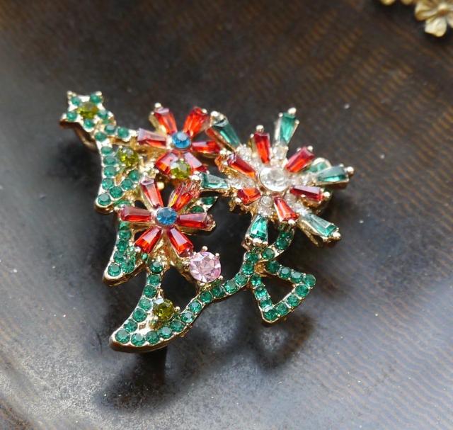 新品アンティーク調 かわいい きらきらストーン クリスマスツリーブローチ ペンダントトップにも < 女性アクセサリー/時計 新品アンティーク調 かわいい きらきらストーン クリスマスツリーブローチ ペンダントトップにも < 女性アクセサリー/時計の