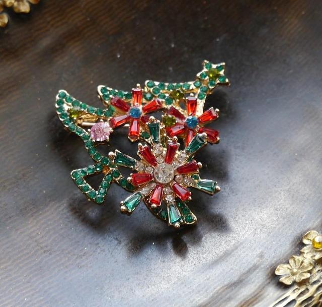 新品アンティーク調 かわいい きらきらストーン クリスマスツリーブローチ ペンダントトップにも < 女性アクセサリー/時計 新品アンティーク調 かわいい きらきらストーン クリスマスツリーブローチ ペンダントトップにも < 女性アクセサリー/時計の