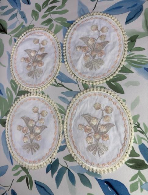 *新品未使用 スズランの刺繍入りコースターセット (4枚組) < インテリア/ライフ *新品未使用 スズランの刺繍入りコースターセット (4枚組) < インテリア/ライフの