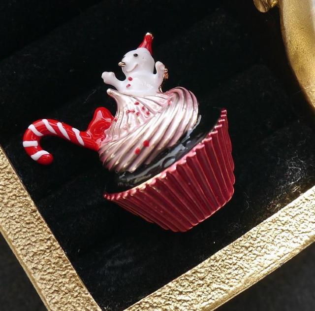 新品アンティーク調クリスマス スノーマン カップケーキ エナメルブローチ < 女性アクセサリー/時計  新品アンティーク調クリスマス スノーマン カップケーキ エナメルブローチ  < 女性アクセサリー/時計の