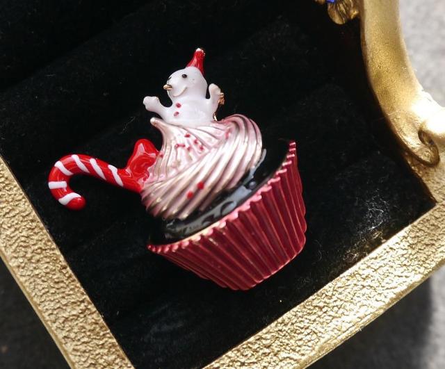 新品アンティーク調クリスマス スノーマン カップケーキ エナメルブローチ < 女性アクセサリー/時計  新品アンティーク調クリスマス スノーマン カップケーキ エナメルブローチ < 女性アクセサリー/時計の