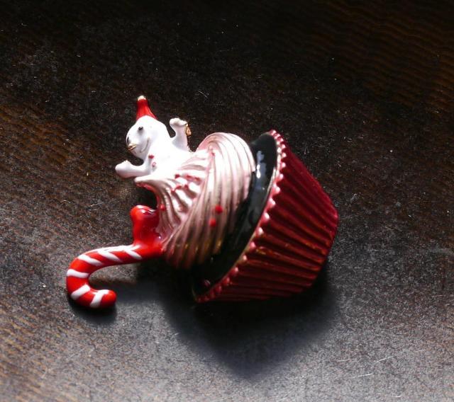 新品アンティーク調クリスマス スノーマン カップケーキ エナメルブローチ < 女性アクセサリー/時計  新品アンティーク調クリスマス スノーマン カップケーキ エナメルブローチ < 女性アクセサリー/時計の