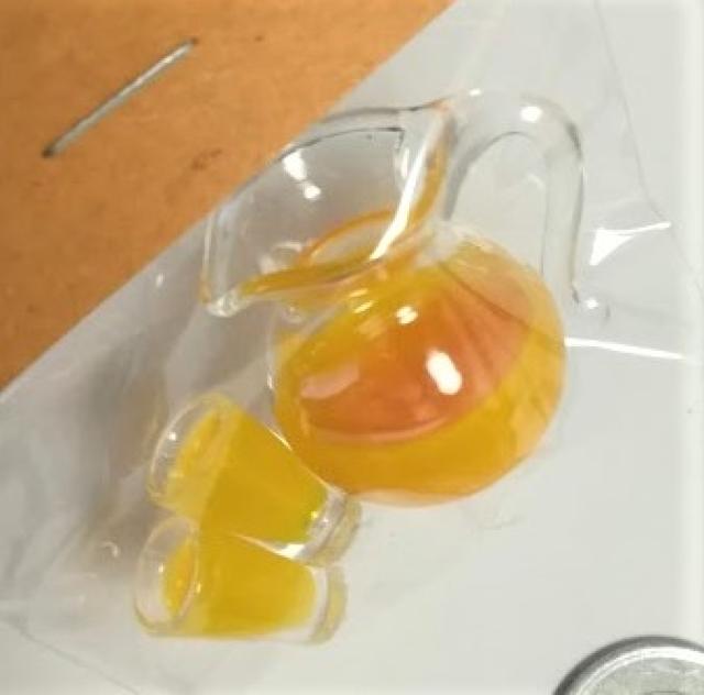 ミニチュア★オレンジジュース&グラス2個★ドールハウスに★ < おもちゃ  ミニチュア★オレンジジュース&グラス2個★ドールハウスに★ < おもちゃの