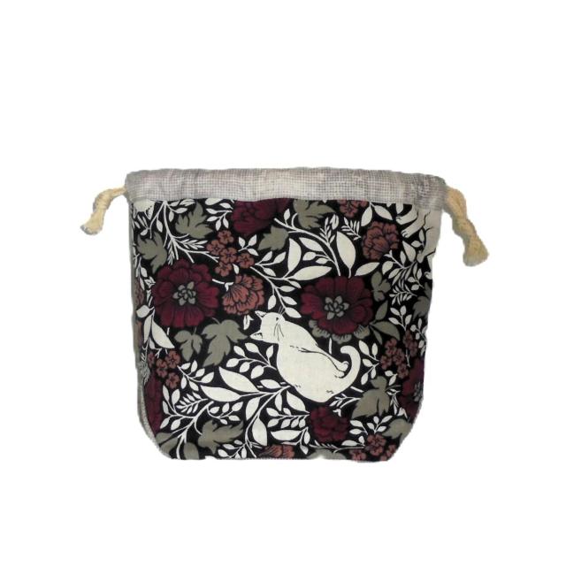 【底マチ幅が広い巾着】◆草花ボタニカル・白猫・赤グレー花×黒地 < 女性ファッション 【底マチ幅が広い巾着】◆草花ボタニカル・白猫・赤グレー花×黒地 < 女性ファッションの