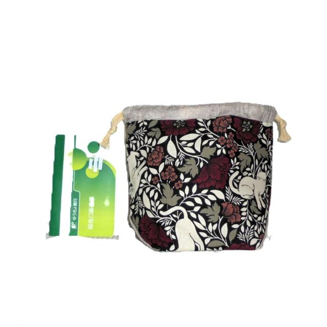 【底マチ幅が広い巾着】◆草花ボタニカル・白猫・赤グレー花×黒地 < 女性ファッション 【底マチ幅が広い巾着】◆草花ボタニカル・白猫・赤グレー花×黒地 < 女性ファッションの