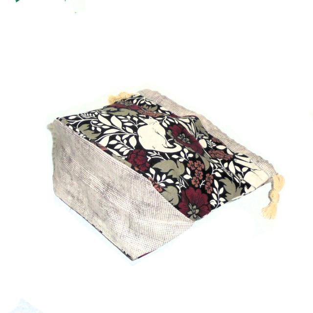 【底マチ幅が広い巾着】◆草花ボタニカル・白猫・赤グレー花×黒地 < 女性ファッション 【底マチ幅が広い巾着】◆草花ボタニカル・白猫・赤グレー花×黒地 < 女性ファッションの