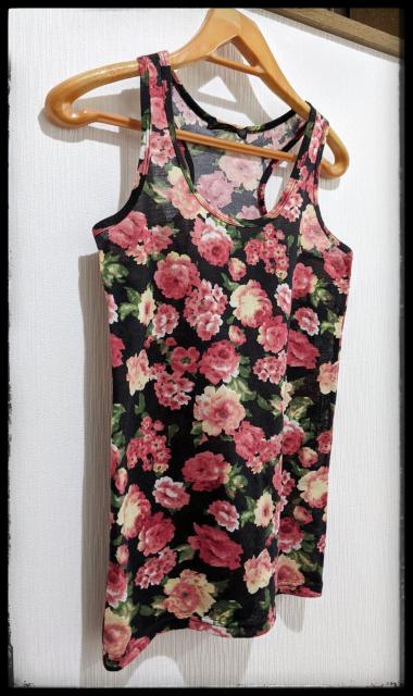 ★タンクトップ★キャミソール★Tシャツ★黒・バラ柄★Mサイズ★部屋着★まとめ買い歓迎★ブランド名札有り★ < 女性ファッション  ★タンクトップ★キャミソール★Tシャツ★黒・バラ柄★Mサイズ★部屋着★まとめ買い歓迎★ブランド名札有り★ < 女性ファッションの