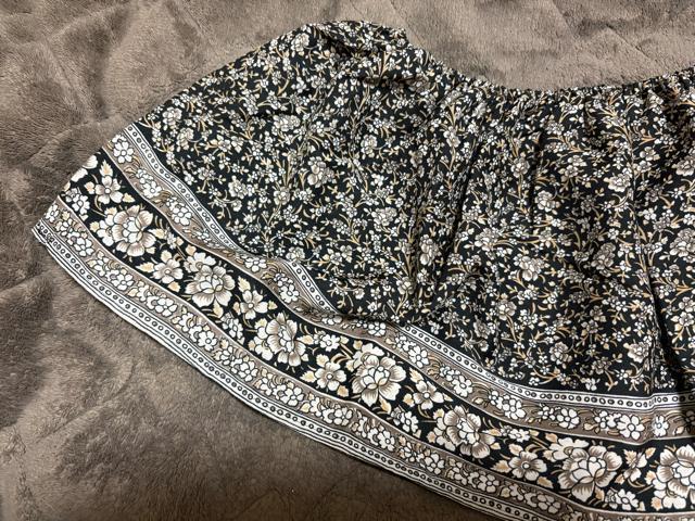 タンス整理品 衣類 おまとめOK ホームクリーニング済み 黒地小花柄マイクロミニスカ < 女性ファッション  タンス整理品 衣類 おまとめOK ホームクリーニング済み 黒地小花柄マイクロミニスカ < 女性ファッションの