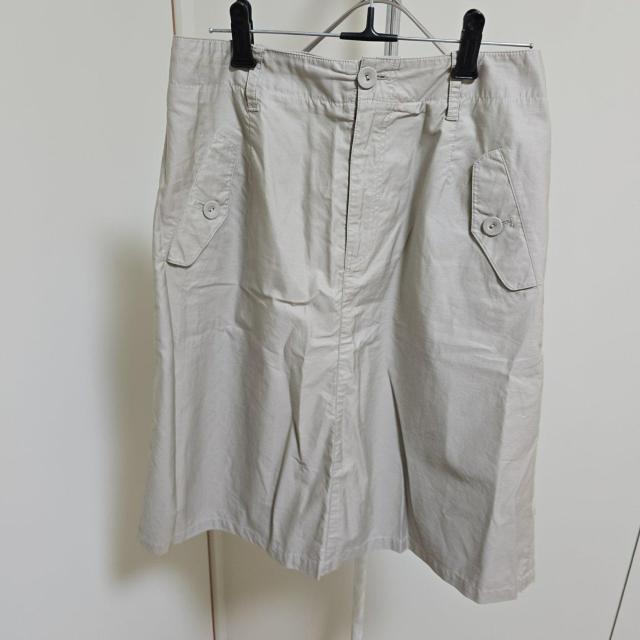 クロコダイル crocodile ベージュ 膝丈スカート ボタン付きポケット < ブランド クロコダイル crocodile ベージュ 膝丈スカート ボタン付きポケット < ブランドの