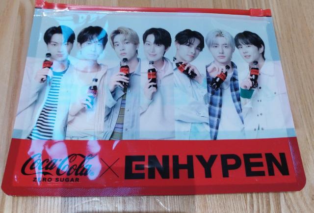 ENHYPEN ビニール ポーチ 赤 白 黒 エンハイフン エナイプン < タレントグッズ  ENHYPEN ビニール ポーチ 赤 白 黒 エンハイフン エナイプン  < タレントグッズの