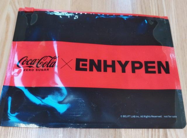 ENHYPEN ビニール ポーチ 赤 白 黒 エンハイフン エナイプン < タレントグッズ  ENHYPEN ビニール ポーチ 赤 白 黒 エンハイフン エナイプン < タレントグッズの