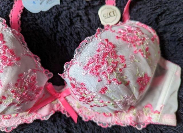 D75★Lilyage Coco★ハート谷間★フラワー刺繍ブラジャー★新品 < 女性ファッション  D75★Lilyage Coco★ハート谷間★フラワー刺繍ブラジャー★新品 < 女性ファッションの