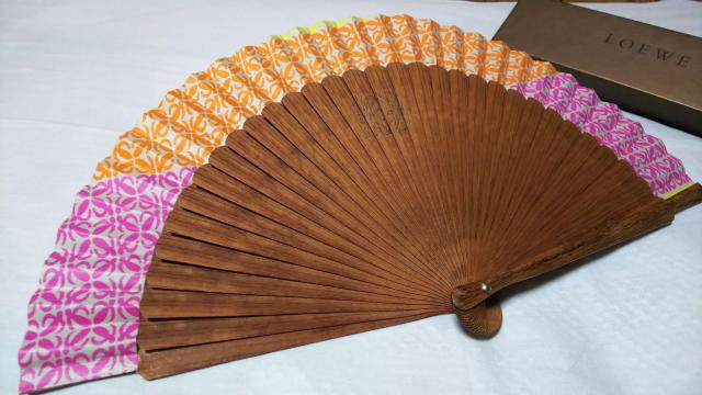 正規 激レア ロエベ アマソナ アナグラム ロゴ扇子 茶×ピンク×暖色系 マルチカラー ウッド アバニコ 男女兼用☆ 箱有 うちわ < ブランド  正規 激レア ロエベ アマソナ アナグラム ロゴ扇子 茶×ピンク×暖色系 マルチカラー ウッド アバニコ 男女兼用☆ 箱有 うちわ  < ブランドの