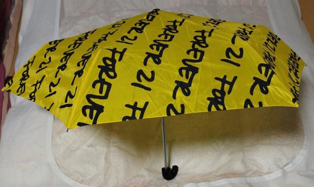 forever21ロゴプリントイエロー 折りたたみ傘 ノベルティ 非売品 < 女性ファッション  forever21ロゴプリントイエロー 折りたたみ傘 ノベルティ 非売品 < 女性ファッションの