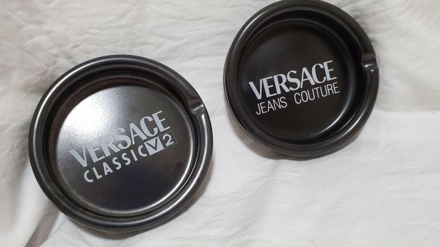 正規希少 非売品 ヴェルサーチ アイコンロゴ文字 灰皿 黒×白 アッシュトレイ アクセサリーBOX 小物入れ〇クラシックインテリア < ブランド  正規希少 非売品 ヴェルサーチ アイコンロゴ文字 灰皿 黒×白 アッシュトレイ アクセサリーBOX 小物入れ〇クラシックインテリア < ブランドの