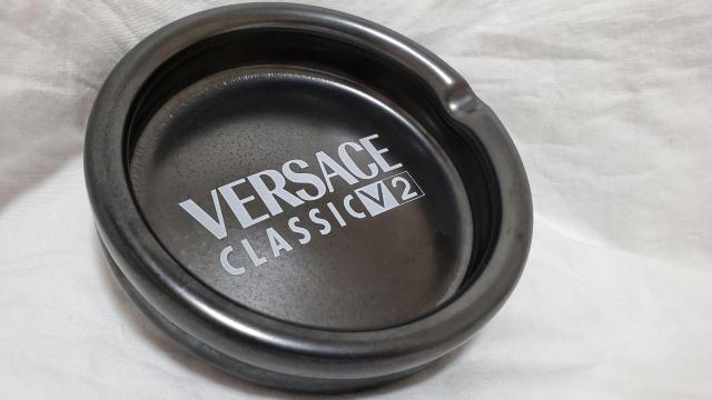 正規希少 非売品 ヴェルサーチ アイコンロゴ文字 灰皿 黒×白 アッシュトレイ アクセサリーBOX 小物入れ〇クラシックインテリア < ブランド  正規希少 非売品 ヴェルサーチ アイコンロゴ文字 灰皿 黒×白 アッシュトレイ アクセサリーBOX 小物入れ〇クラシックインテリア < ブランドの