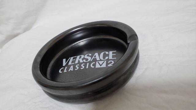 正規希少 非売品 ヴェルサーチ アイコンロゴ文字 灰皿 黒×白 アッシュトレイ アクセサリーBOX 小物入れ〇クラシックインテリア < ブランド  正規希少 非売品 ヴェルサーチ アイコンロゴ文字 灰皿 黒×白 アッシュトレイ アクセサリーBOX 小物入れ〇クラシックインテリア < ブランドの