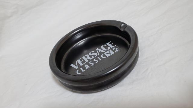 正規希少 非売品 ヴェルサーチ アイコンロゴ文字 灰皿 黒×白 アッシュトレイ アクセサリーBOX 小物入れ〇クラシックインテリア < ブランド  正規希少 非売品 ヴェルサーチ アイコンロゴ文字 灰皿 黒×白 アッシュトレイ アクセサリーBOX 小物入れ〇クラシックインテリア < ブランドの