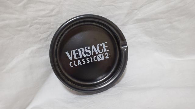 正規希少 非売品 ヴェルサーチ アイコンロゴ文字 灰皿 黒×白 アッシュトレイ アクセサリーBOX 小物入れ〇クラシックインテリア < ブランド  正規希少 非売品 ヴェルサーチ アイコンロゴ文字 灰皿 黒×白 アッシュトレイ アクセサリーBOX 小物入れ〇クラシックインテリア < ブランドの