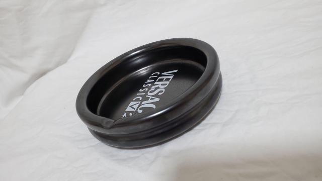 正規希少 非売品 ヴェルサーチ アイコンロゴ文字 灰皿 黒×白 アッシュトレイ アクセサリーBOX 小物入れ〇クラシックインテリア < ブランド  正規希少 非売品 ヴェルサーチ アイコンロゴ文字 灰皿 黒×白 アッシュトレイ アクセサリーBOX 小物入れ〇クラシックインテリア < ブランドの