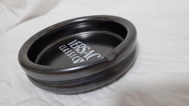 正規希少 非売品 ヴェルサーチ アイコンロゴ文字 灰皿 黒×白 アッシュトレイ アクセサリーBOX 小物入れ〇クラシックインテリア < ブランド  正規希少 非売品 ヴェルサーチ アイコンロゴ文字 灰皿 黒×白 アッシュトレイ アクセサリーBOX 小物入れ〇クラシックインテリア < ブランドの