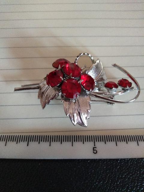 昭和レトロ ブローチ 赤いラインストーン < 女性アクセサリー/時計 昭和レトロ ブローチ 赤いラインストーン < 女性アクセサリー/時計の