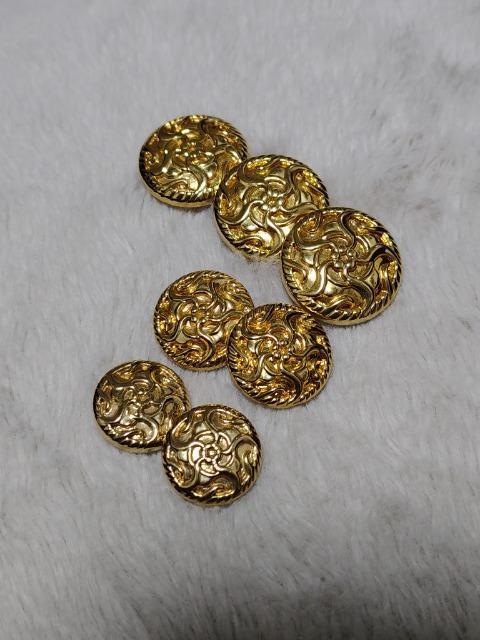 3種のsizeのボタンになります★3+2+2個★中古品です < ペット/手芸/園芸 3種のsizeのボタンになります★3+2+2個★中古品です < ペット/手芸/園芸の